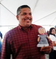 IVAN CON LA COMAY EN UN BOLSILLO