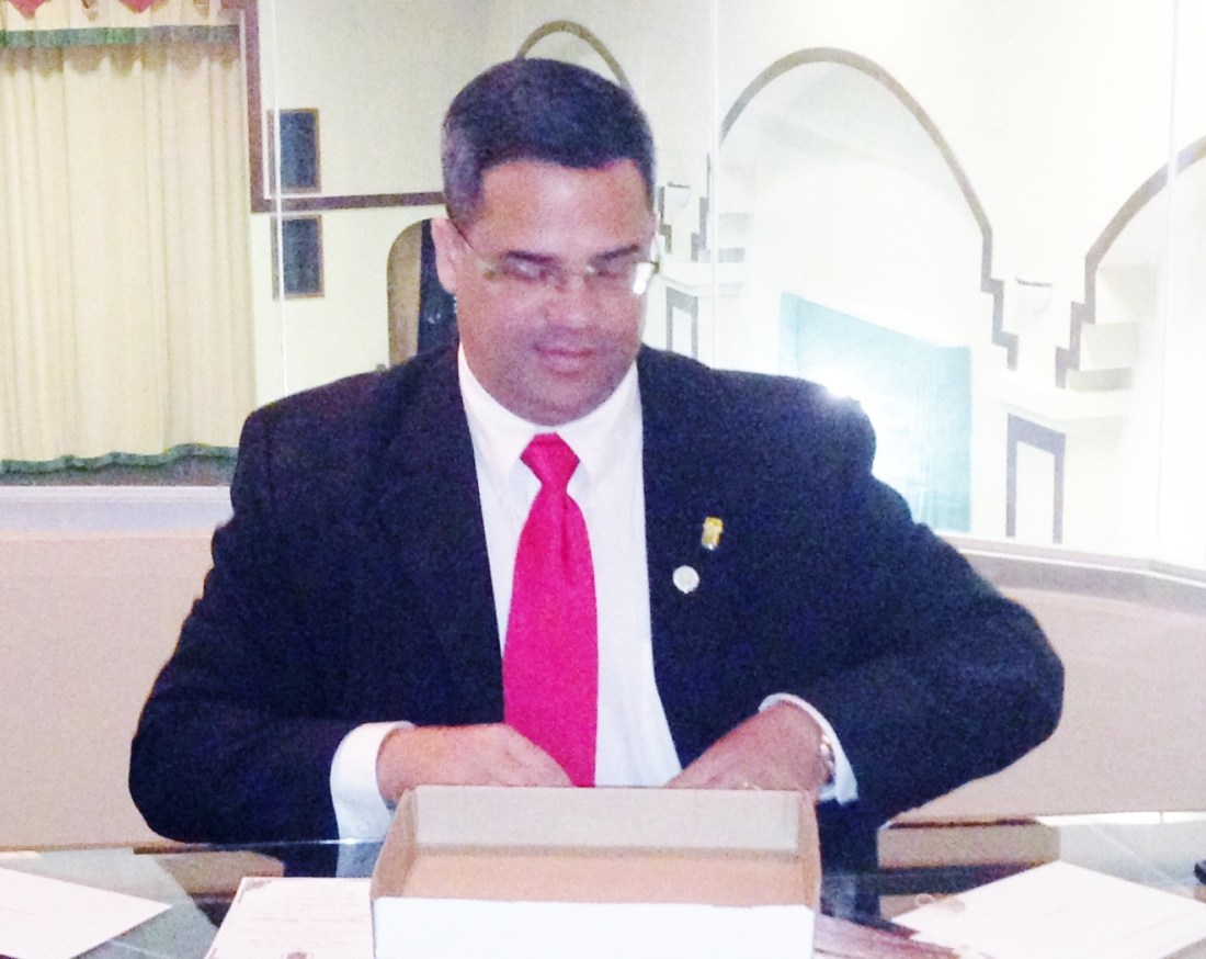 El Alcalde Cruz Molina suscribe el juramento de fidelidad para su cargo