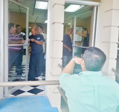 Marcos Cruz observa el cambio de llaves de la Casa Alcaldía