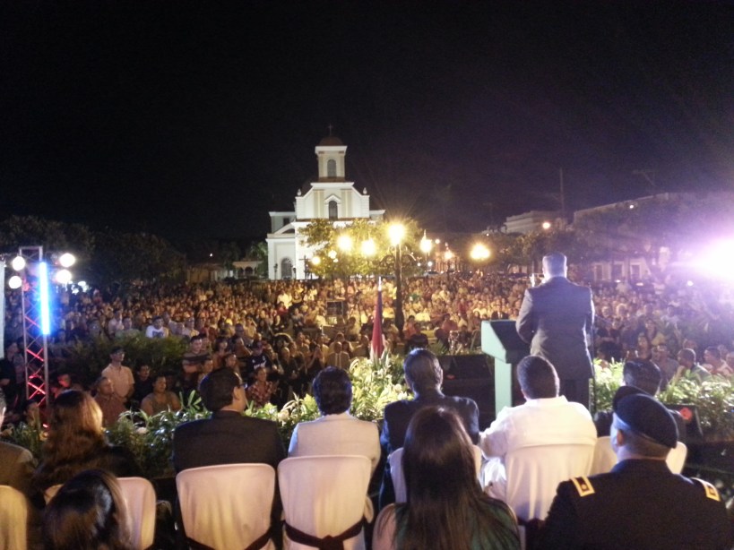 19 de enero de 2013 Fototomada por Ana M. Avillés en la Plaza Pública mientra Marcos Cruz se dirigía a los presentes