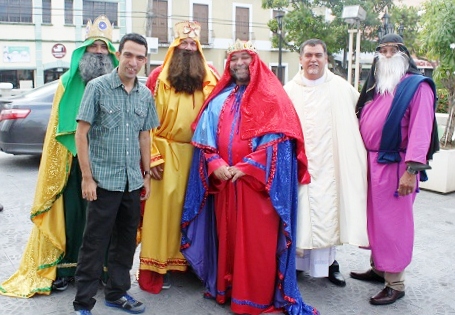 Luigi con el Padre Jorge Paredes y Los Tres Reyes Magos en la Iglesia Nuestra Señora del Rosario de Vega Baja