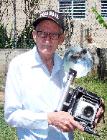 Thomas Jimmy Rosario Flores con la cámara Graflex con la que retrató a miles de eventos, personas lugares y objetos