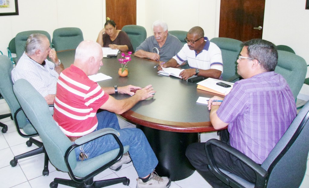 Alcalde Marcos Cruz en reunión con la directiva del Salón de la Fama del Deporte