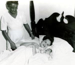 20579_COMADRONA_MARIA_SERRANO_TJRM_Y_CARMEN_O_MARTINEZ_EN_EL_PARTO-600x526-577x506