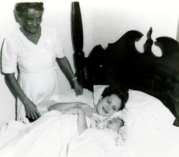 20579_COMADRONA_MARIA_SERRANO_TJRM_Y_CARMEN_O_MARTINEZ_EN_EL_PARTO-600x526-577x506