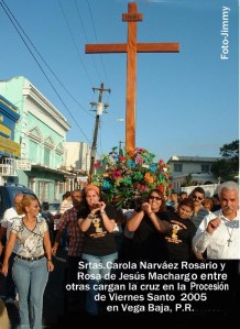 Procesion 126 Carola Narváez y otras cargan la Cruz JJ Acost (2)