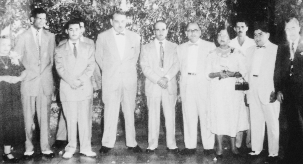 Miguel Rivera Torres, padre de Rolando Rivera Garratón es recibido en diciembre de 1950 por el Gobernador Luis Muñoz Marín al ser recipiente del Premio Manuel A. Pérez, por excelencia en el servicio como funcionario público. 