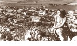 Carmen O. Martínez ((Yuya) observando el pueblo desde la Peña Borracha en 1951. (Fototeca Jimmy Rosario)