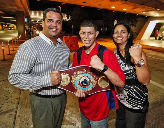 130407 LLEGADA DE ROCKY Y RECIBIENTO POR MARCOS CRUZ