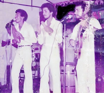 19771211 PRIMERA FOTO DE ORQ ETICA EN 15 CENTRO SAN VICENTE EDWINEDGARDO OTERO BAMBINO SU INAG CANTANTE HOY CORP LATINA WILLIEFANIA EN SU INAUG CANTE Y EDWIN CRESPO DIR FUNDADOR TRESISTA