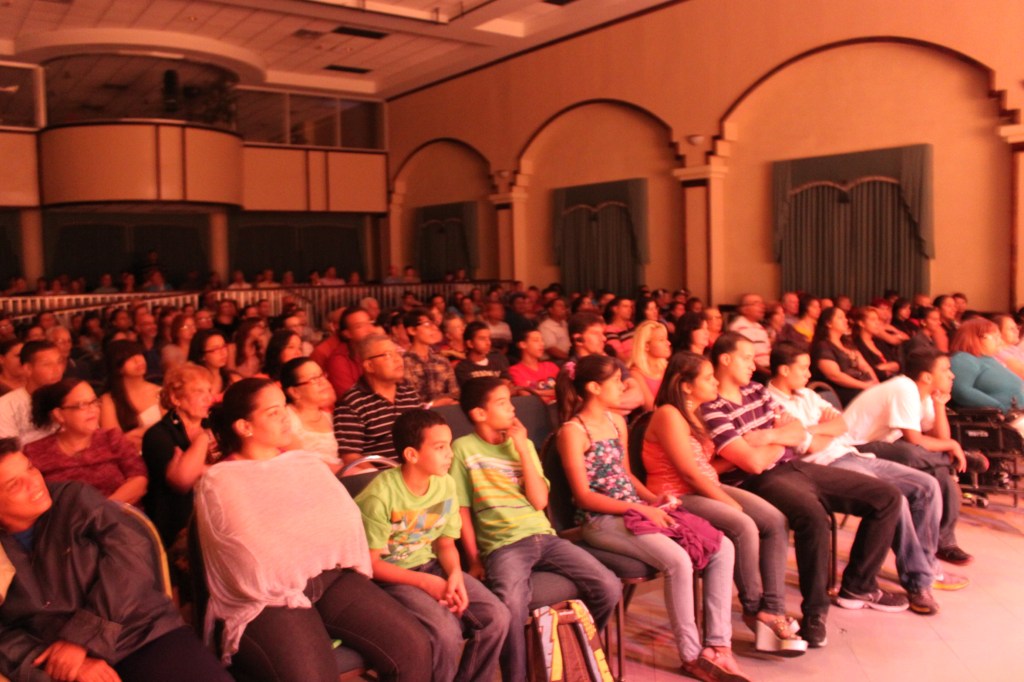 Parte de la asistencia al Teatro América