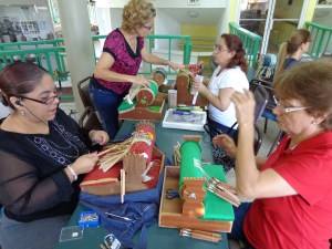 Estudiantes trabajando sus encajes de mundillo
