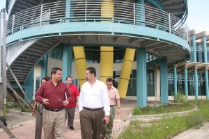 Visitando el edificio de la Biblioteca Municipal