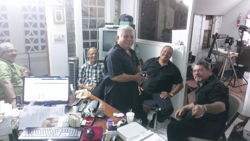 Algunos de los compañeros de el Diario Vegabajeño de Puerto Rico se reunieron para escuchar al Trío