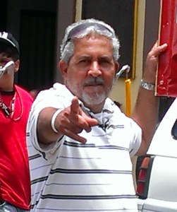 130608 WILLIEFANIA CON EL ROTULO POR LAS CALLES DE VEGA BAJA