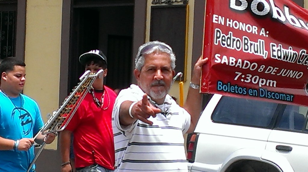 130608 WILLIEFANIA CON EL ROTULO POR LAS CALLES DE VEGA BAJA