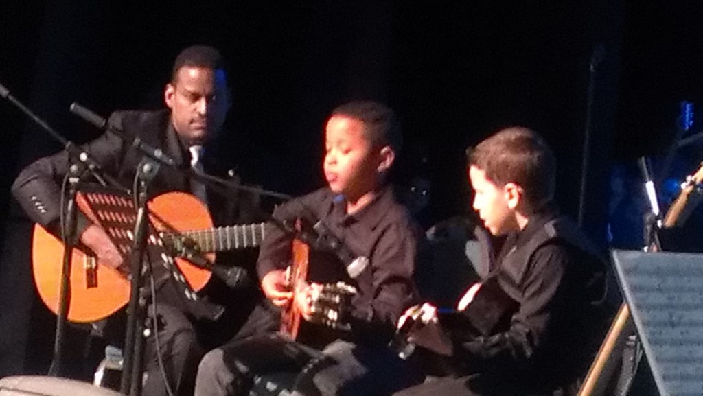 Mike Arroyo con los niños Abdiel Rodríguez y Gustavo Burgos Jr.
