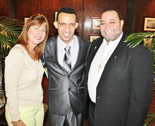 130405 LUIGI EXPOSICION FOTOGRAFICA CARLOS JIMENEZ CON LUIGI Y LIZ COLON 2