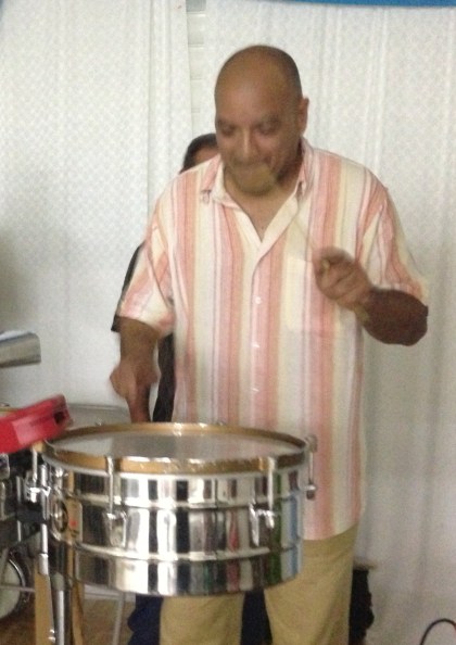 Gumby es un excelente percusionista. Dió una muestra de sus habilidades en el homenaje a su padre, Moisés Navedo (Foto por Jimmyto Rosario)