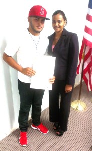 130717 JOSE GABRIEL MERCADO RIVERA RECIBE RESOLUCION DE LA LMVB