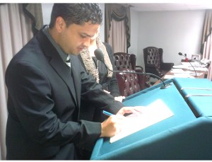 130718 LUEGO DE JURAMENTO PROTOCOLAR PRESIDENTE FIRMA SU JURAMENTO ESCRITO