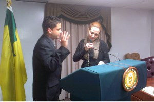 130718 SECRETARIA ROCHELLY RIVERA COSME LE TOMA JURAMENTO A NUEVO PRESIDENTE DE LA LM VB