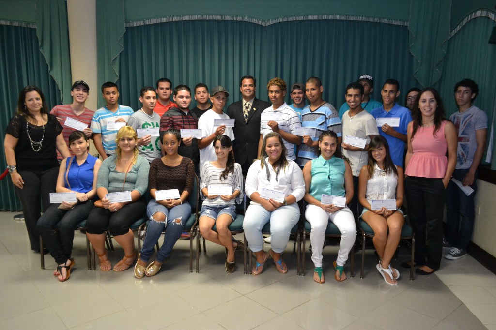 130724 MARCOS CRUZ Y JOVENES ENTREGANDO CHEQUES (2)