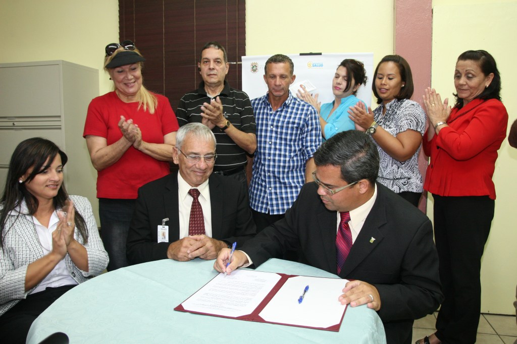 El alcalde Marcos Cruz firma el acuerdo colaborativo con ASSMCA