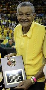 Moisés Navedo es honrado por los Piratas de Arecibo, equipo al que pereneció como uno de sus mejores jugadores