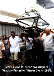 Moisés Navedo carga al Cristo en una procesión de Viernes Santo (Fototeca Jimmy Rosario)