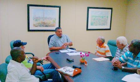 SALON DE LA FAMA 120503 ALCALDE CON DIRECTIVA DE SALON DE LA FAMA DEL DEPORTE