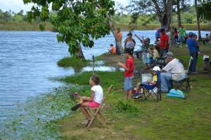 Niños pescadores en la Laguna Tortuguero