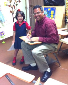 130806 ALCALDE EN SALON DECLASE DE LAESCUELA MANUEL MARTINEZ DAVILA VB