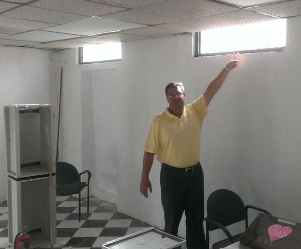 Marcos Cruz señala ventanas de la antigua cárcel de Vega Baja