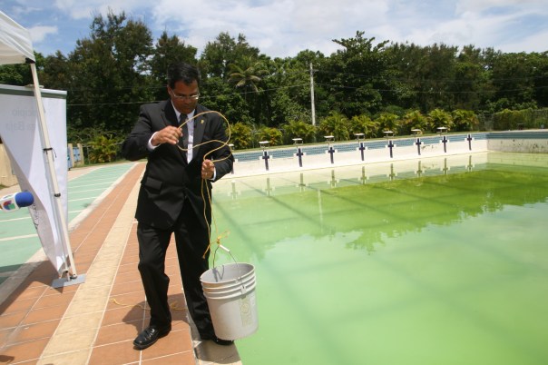 marcos con el balde de agua