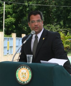 marcos en el podio y el vaso de agua