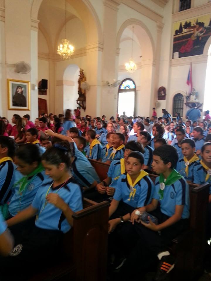 131007 ESTUDIANTES DE NUESTRA SRA DEL ROSARIO CELEBRANDO EL DIA DE LA PATRONA