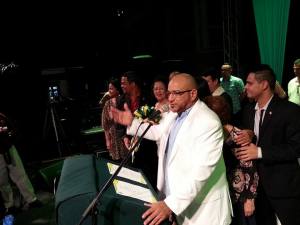 Gumby Navedo agradeciendo el homenaje a su padre Moisés, en compañía de su madre y hermanas