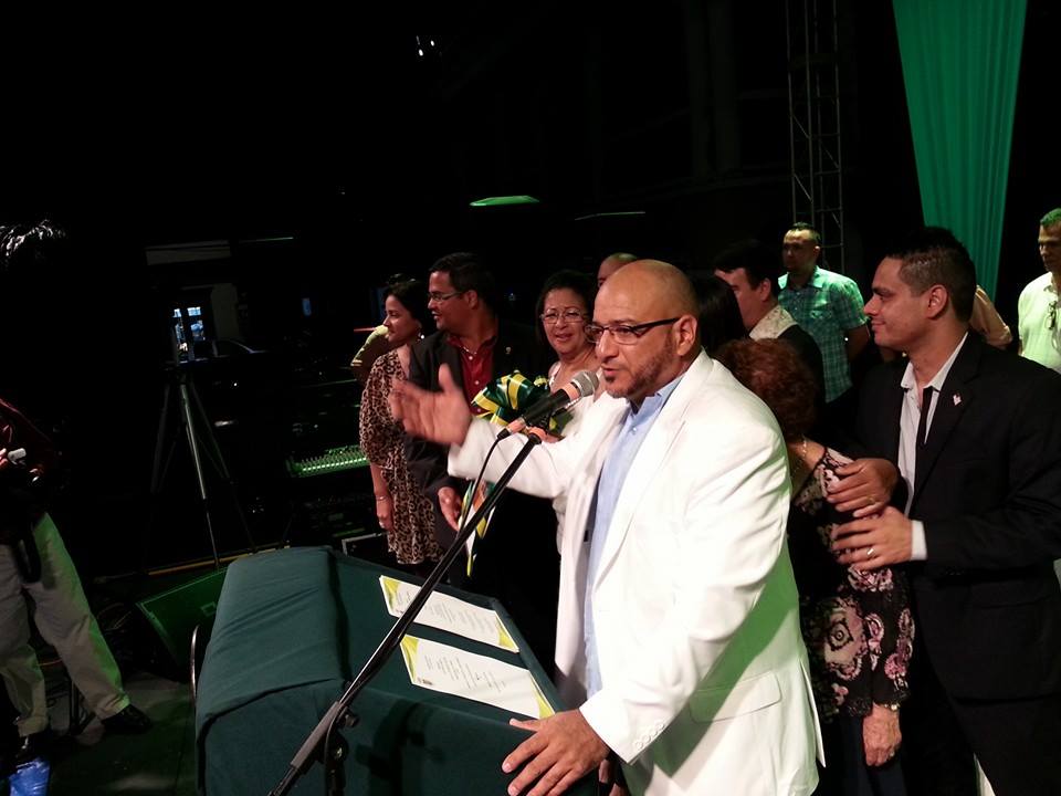 Gumby Navedo agradeciendo el homenaje a su padre Moisés, en compañía de su madre y hermanas