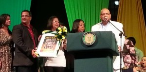 GUMBY NAVEDO EN TARIMA EN HOMENAJE A SU PADRE