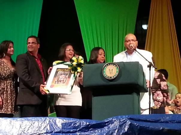 GUMBY NAVEDO EN TARIMA EN HOMENAJE A SU PADRE