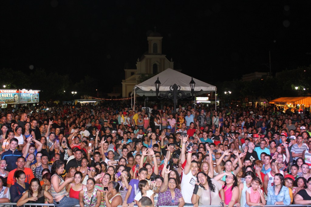 PUBLICO EN SEGUNDO DIA DE FIESTA