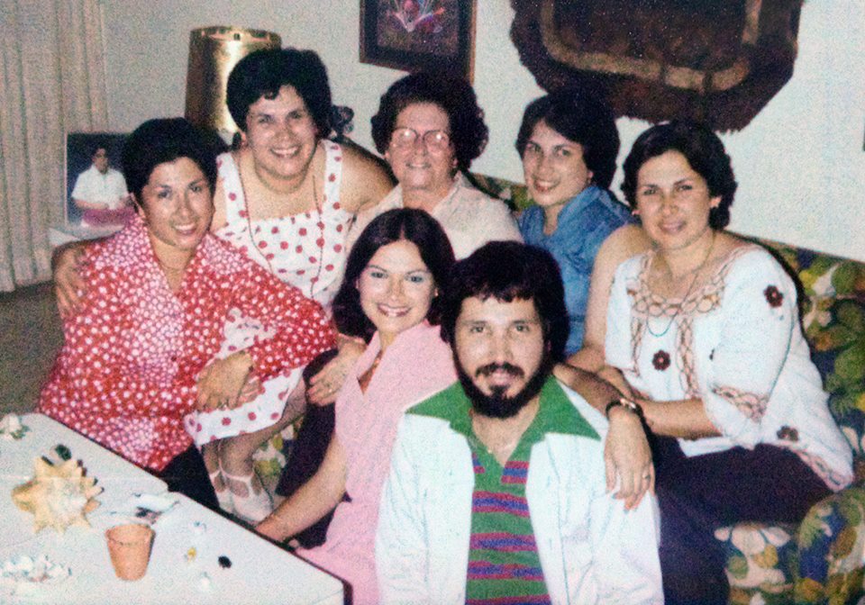 Los hijos de Judith. Diciembre 1979 — Con Enid Lafont, Eliodith Lafont, Jose Maldonado, Myra Lafont, Emilio A. Lafont, Judith Lafont y Eunice Lafont en Manatí (Puerto Rico).