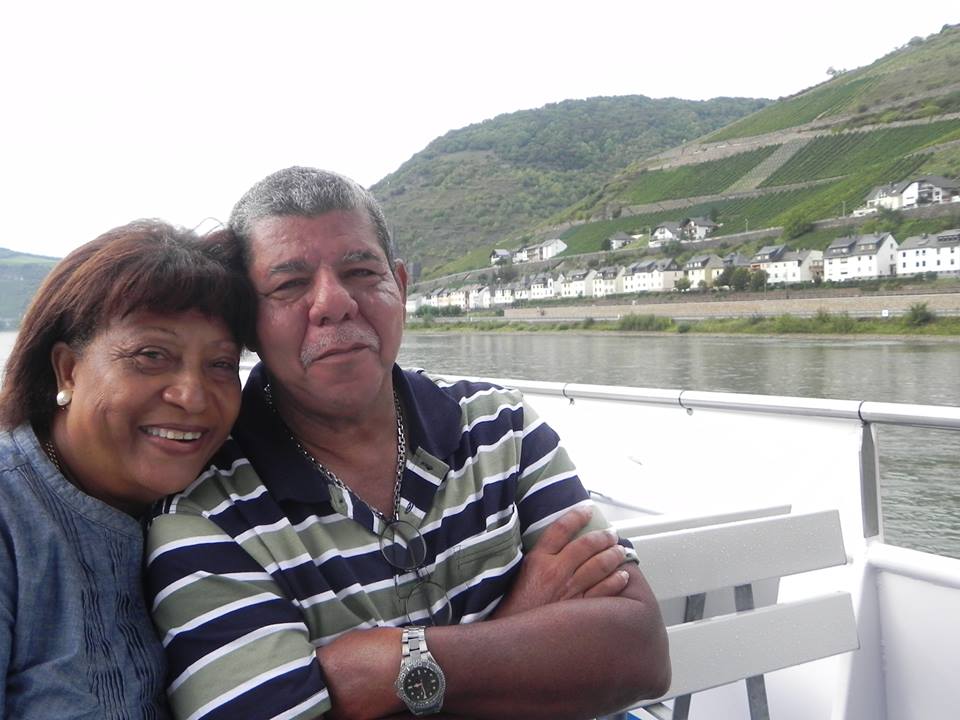 Rafael Martínez y Sylvia Santos han sido de lo mejor de nuestra ciudada vegabajeña. Ella fue nuestra Registradora del Registro Demográfico hasta que se retiró y é, un servidor p?blico ocupado y preocupado por la niñez y la juventud en el deporte. A su muerte, presidía la junta Directiva del Salón de la Fama del Deporte Vegabajeño.