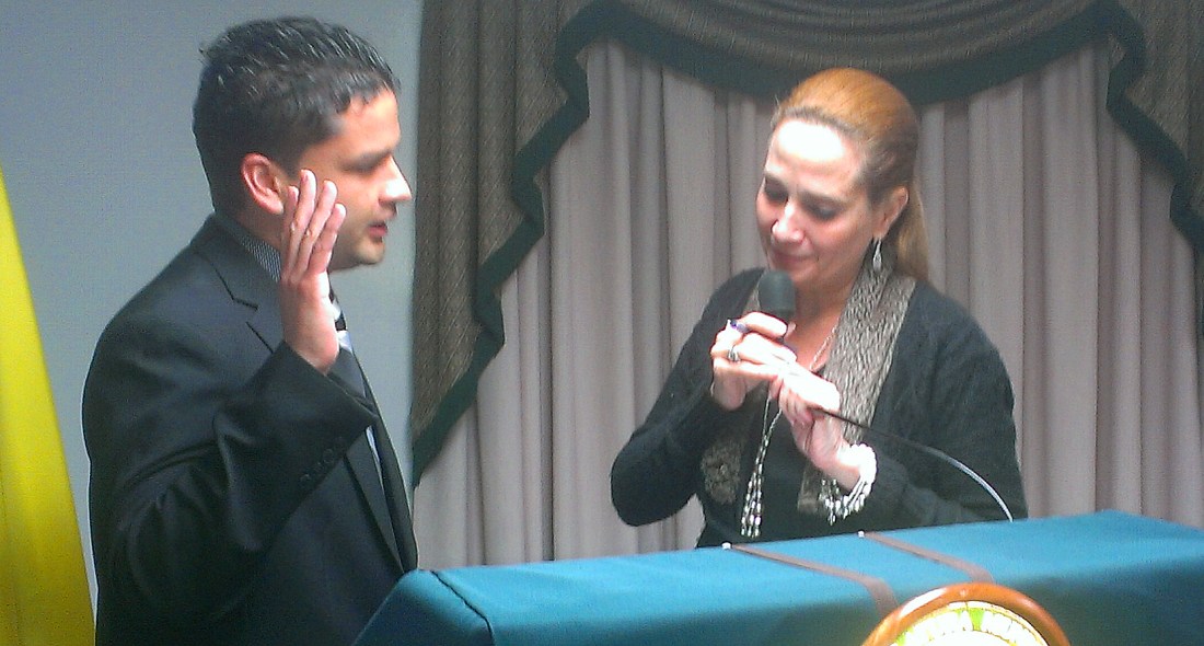 130718 SECRTARIA ROCHELLY RIVERA COSME LE TOMA JURAMENTO A NUEVO PRESIDENTE DE LA LM VB