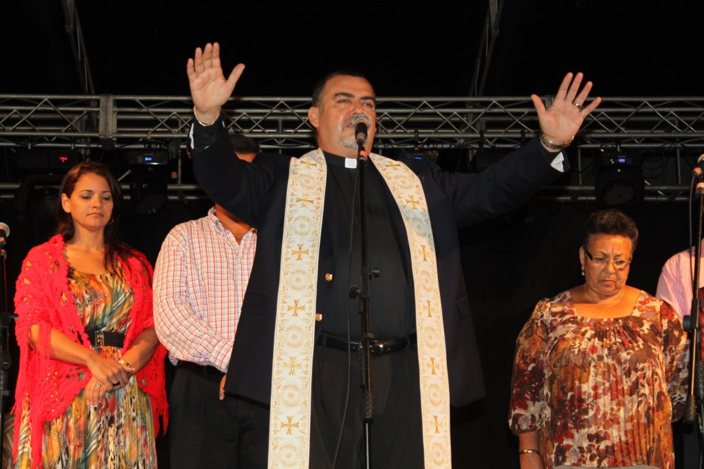 PADRE PAREDES BENDICE LA NAVIDAD VEGABAJENA