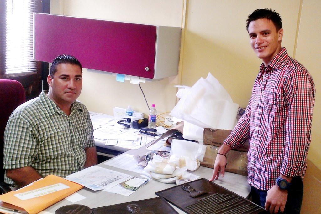 RECIBEN LAS PLACAS DE BRONCE