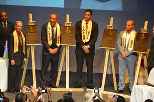 SALON DE LA FAMA DEL DEPORTE 8VA EXALTACION JULIO DAVILA LOS EXALTADOS FRENTE A SUS TARJAS