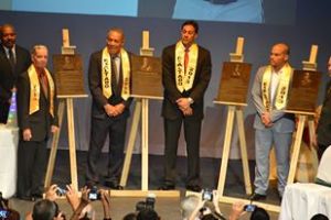 SALON DE LA FAMA DEL DEPORTE 8VA EXALTACION JULIO DAVILA LOS EXALTADOS FRENTE A SUS TARJAS