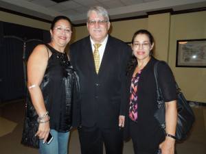 Gracias a estas dos damas que se retrataron conmigo la noche de la exaltación, Mily Navedo y Zoraida Ferrer